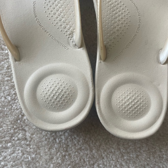 Fitflop creamy-gold comfort flip flops. Women size 9. - Picture 6 of 9